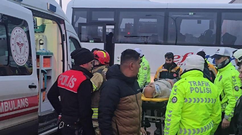 D-100 Karayolu'nda tur midibüsü park halindeki TIR'a çarptı; 13 yaralı