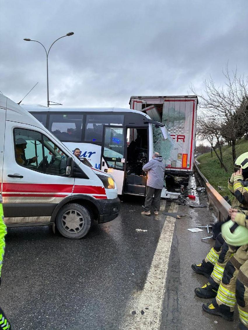 D-100 Karayolu'nda tur midibüsü park halindeki TIR'a çarptı; 13 yaralı