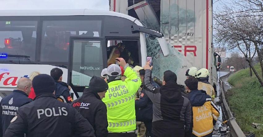 D-100 Karayolu'nda tur midibüsü park halindeki TIR'a çarptı; 13 yaralı