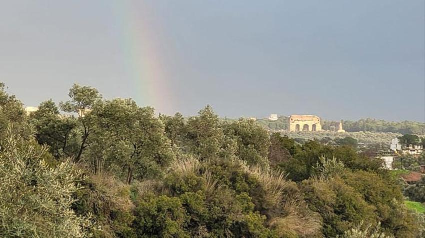 Tralleis Antik Kenti üzerinden yükselen gök kuşağı kartpostallık görüntüler oluşturdu
