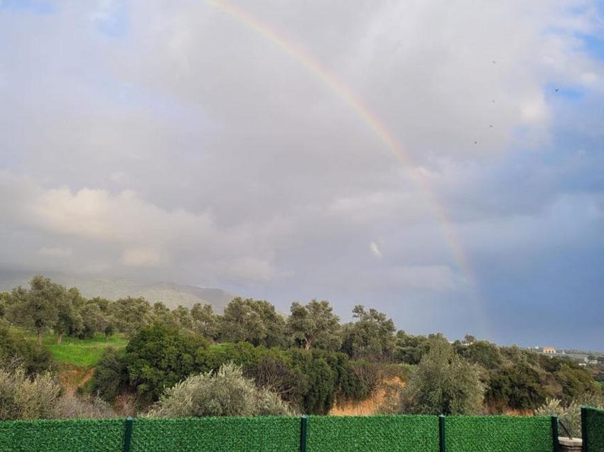 Tralleis Antik Kenti üzerinden yükselen gök kuşağı kartpostallık görüntüler oluşturdu