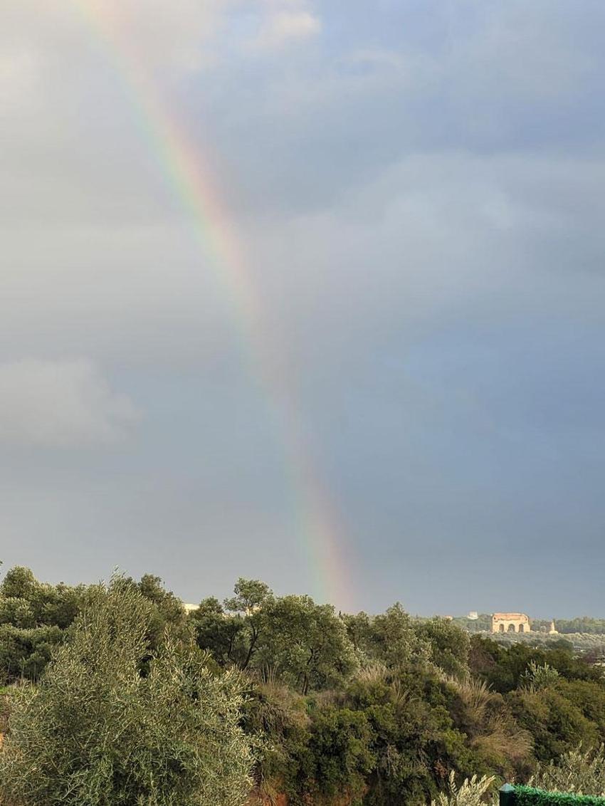 Tralleis Antik Kenti üzerinden yükselen gök kuşağı kartpostallık görüntüler oluşturdu
