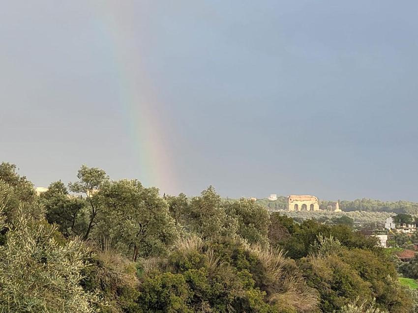 Tralleis Antik Kenti üzerinden yükselen gök kuşağı kartpostallık görüntüler oluşturdu