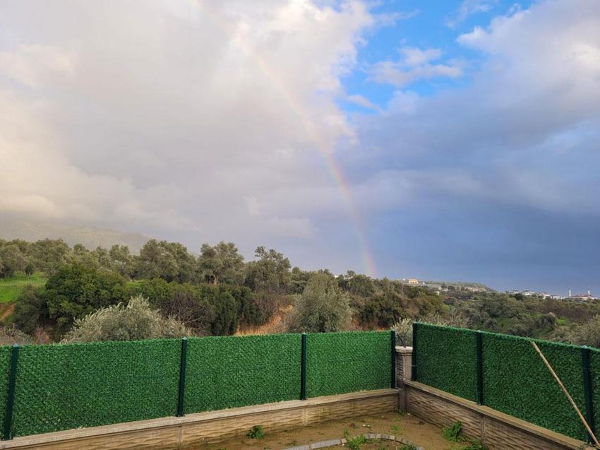 Tralleis Antik Kenti üzerinden yükselen gök kuşağı kartpostallık görüntüler oluşturdu