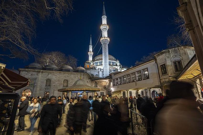 Berat Kandili Ne Zaman? 2026 Berat Gecesi: Rahmet, Af ve Bağışlanma Gecesi