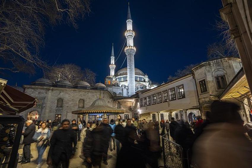 Yarın Kandil mi? 2 Şubat 2026 Ne Kandili? Kandil Ne Zaman, Hangi Gün ve Ayın Kaçında?