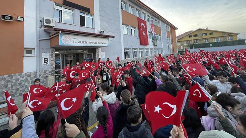 Türkiye'de ilk ders bayrak! Okullar Türk bayrağıyla kırmızıya boyandı; Öğrencilerin kalbine 'Bayrak Sevgisi' işlendi