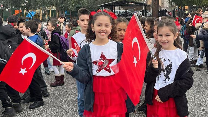 Türkiye'de ilk ders bayrak! Okullar Türk bayrağıyla kırmızıya boyandı; Öğrencilerin kalbine 'Bayrak Sevgisi' işlendi