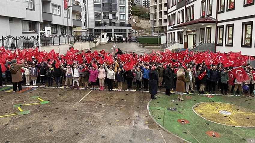 Türkiye'de ilk ders bayrak! Okullar Türk bayrağıyla kırmızıya boyandı; Öğrencilerin kalbine 'Bayrak Sevgisi' işlendi
