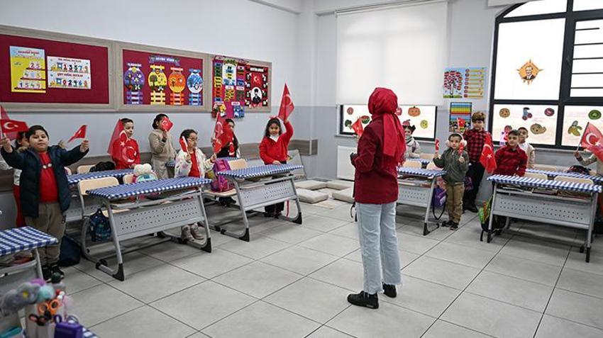Türkiye'de ilk ders bayrak! Okullar Türk bayrağıyla kırmızıya boyandı; Öğrencilerin kalbine 'Bayrak Sevgisi' işlendi