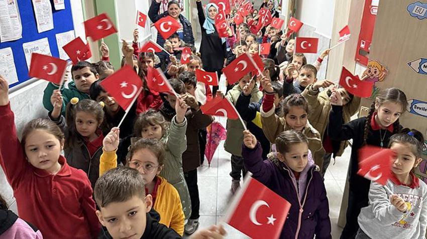 Türkiye'de ilk ders bayrak! Okullar Türk bayrağıyla kırmızıya boyandı; Öğrencilerin kalbine 'Bayrak Sevgisi' işlendi