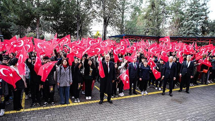 Türkiye'de ilk ders bayrak! Okullar Türk bayrağıyla kırmızıya boyandı; Öğrencilerin kalbine 'Bayrak Sevgisi' işlendi