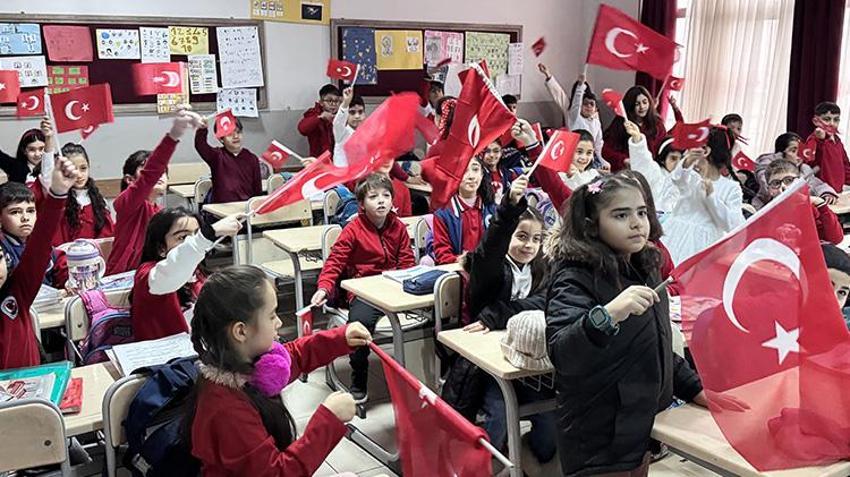 Türkiye'de ilk ders bayrak! Okullar Türk bayrağıyla kırmızıya boyandı; Öğrencilerin kalbine 'Bayrak Sevgisi' işlendi