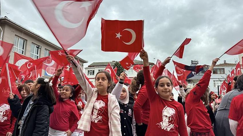 Türkiye'de ilk ders bayrak! Okullar Türk bayrağıyla kırmızıya boyandı; Öğrencilerin kalbine 'Bayrak Sevgisi' işlendi