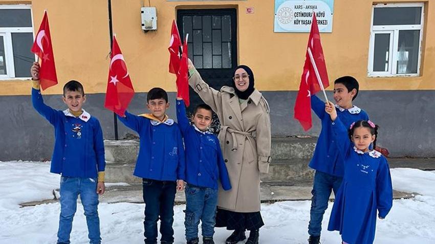 Türkiye'de ilk ders bayrak! Okullar Türk bayrağıyla kırmızıya boyandı; Öğrencilerin kalbine 'Bayrak Sevgisi' işlendi