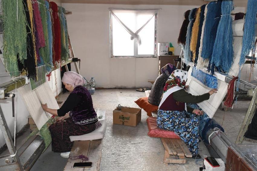 Yozgat'ta Kırgız kadınlarının el emeği dünya pazarında! Hereke kalitesinde halı üretiyorlar