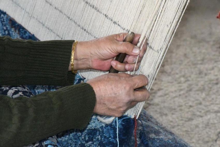 Yozgat'ta Kırgız kadınlarının el emeği dünya pazarında! Hereke kalitesinde halı üretiyorlar