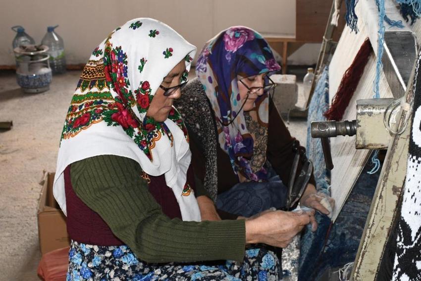 Yozgat'ta Kırgız kadınlarının el emeği dünya pazarında! Hereke kalitesinde halı üretiyorlar