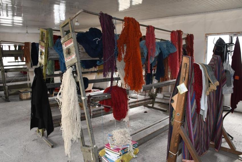 Yozgat'ta Kırgız kadınlarının el emeği dünya pazarında! Hereke kalitesinde halı üretiyorlar