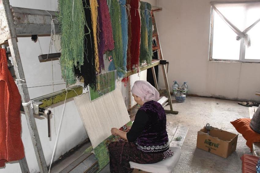 Yozgat'ta Kırgız kadınlarının el emeği dünya pazarında! Hereke kalitesinde halı üretiyorlar