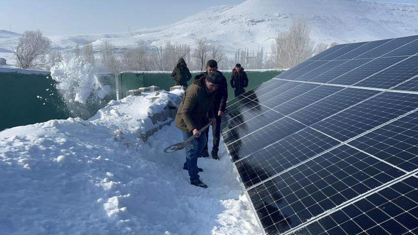 Kars'ta paneller kapanınca su kesildi! Köylü seferber oldu: Tezek ateşiyle ısıtmaya çalıştılar