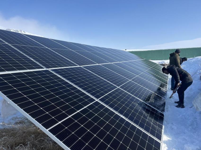 Kars'ta paneller kapanınca su kesildi! Köylü seferber oldu: Tezek ateşiyle ısıtmaya çalıştılar