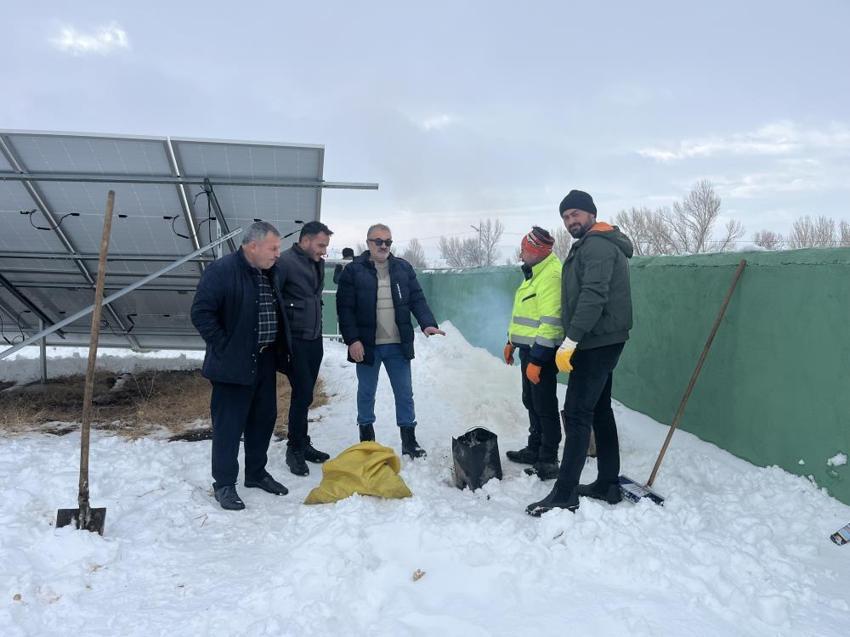 Kars'ta paneller kapanınca su kesildi! Köylü seferber oldu: Tezek ateşiyle ısıtmaya çalıştılar