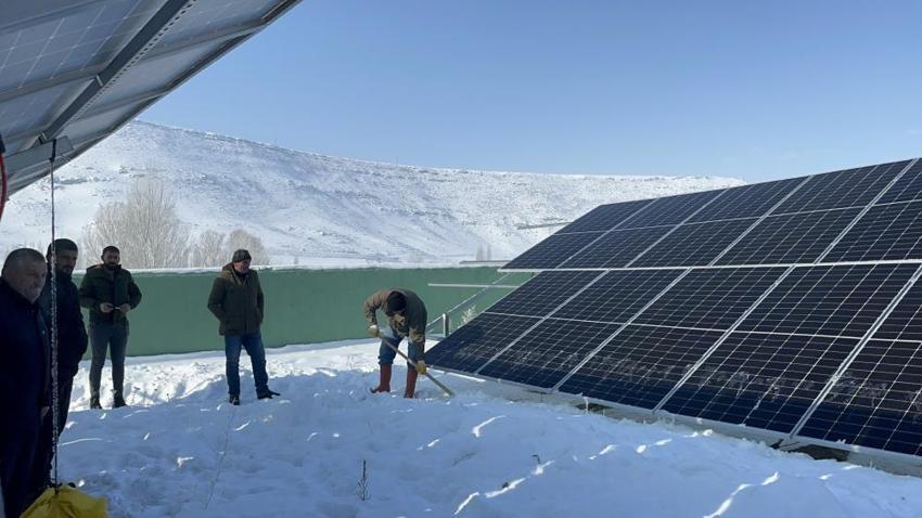 Kars'ta paneller kapanınca su kesildi! Köylü seferber oldu: Tezek ateşiyle ısıtmaya çalıştılar