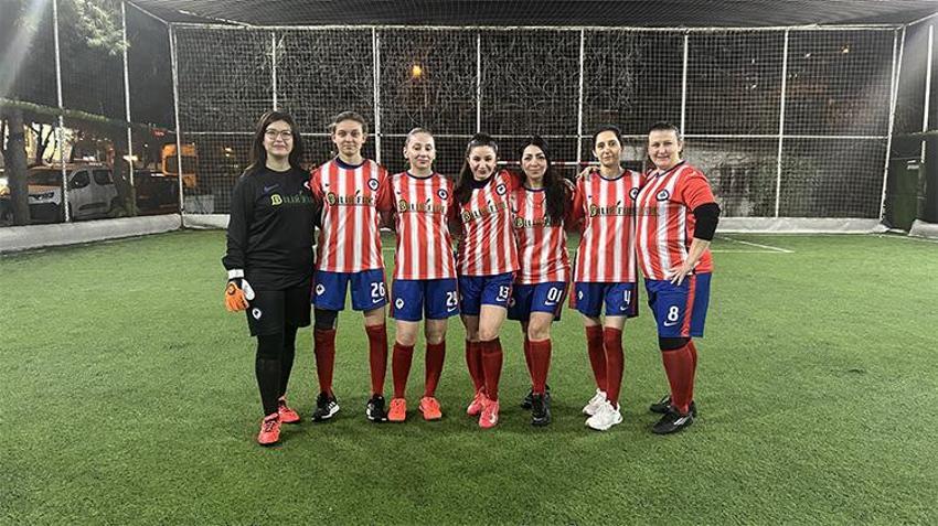 Bergama'da çocuklar babaya emanet edildi, anneler sahaya indi