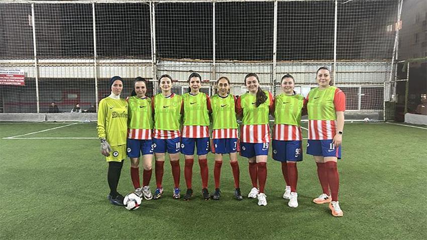 Bergama'da çocuklar babaya emanet edildi, anneler sahaya indi