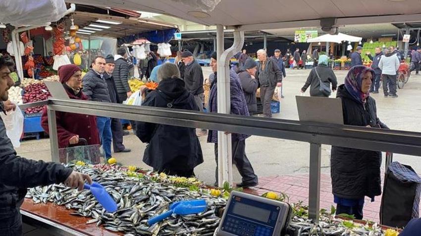 Vatandaşlar balık tezgahlarına akın etti! Hamsi yokluğu talebi durduramadı