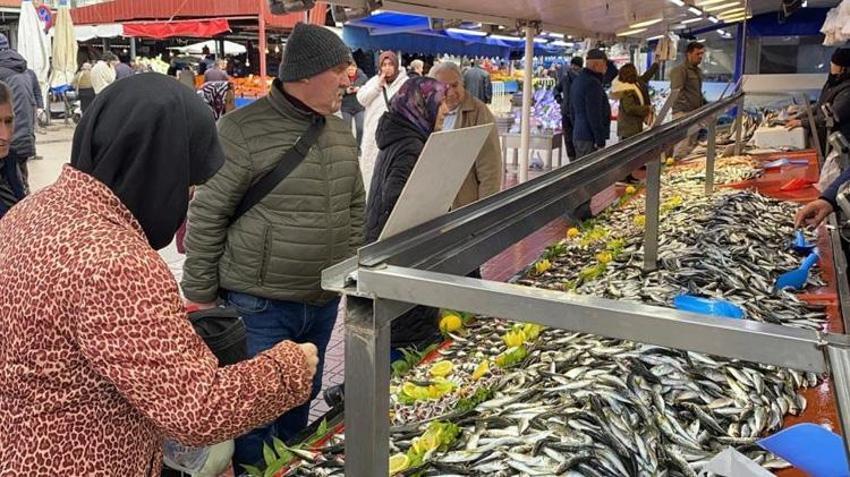 Vatandaşlar balık tezgahlarına akın etti! Hamsi yokluğu talebi durduramadı