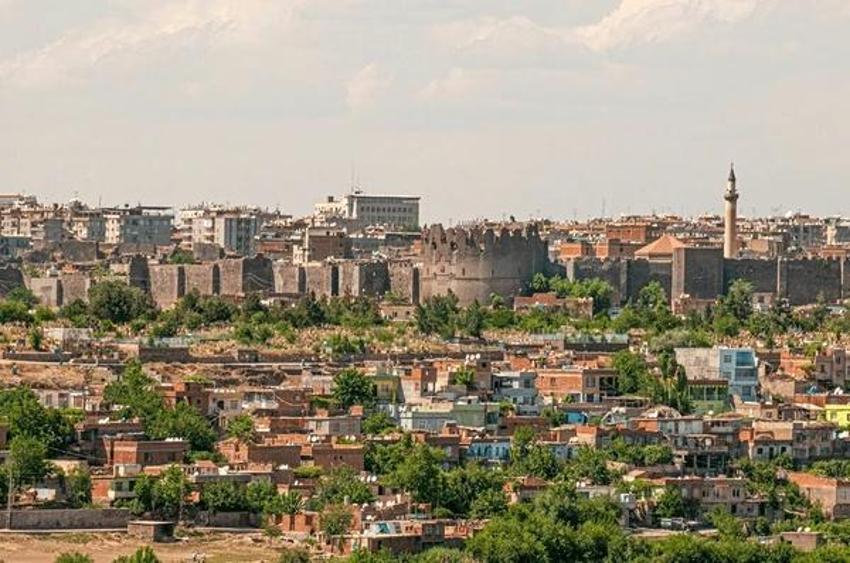 Diyarbakır’da belediye logosu değişti: Sosyal medya ikiye bölündü