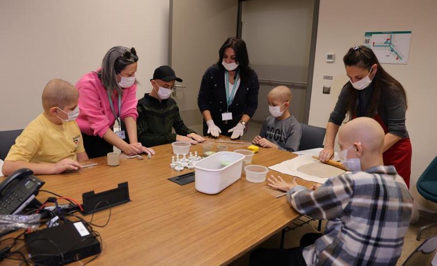 Adana Şehir Hastanesi’nden anlamlı proje: Okula gidemeyen çocuklar el becerilerini bu sayede geliştiriyor