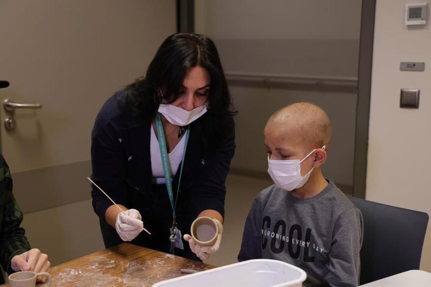 Adana Şehir Hastanesi’nden anlamlı proje: Okula gidemeyen çocuklar el becerilerini bu sayede geliştiriyor