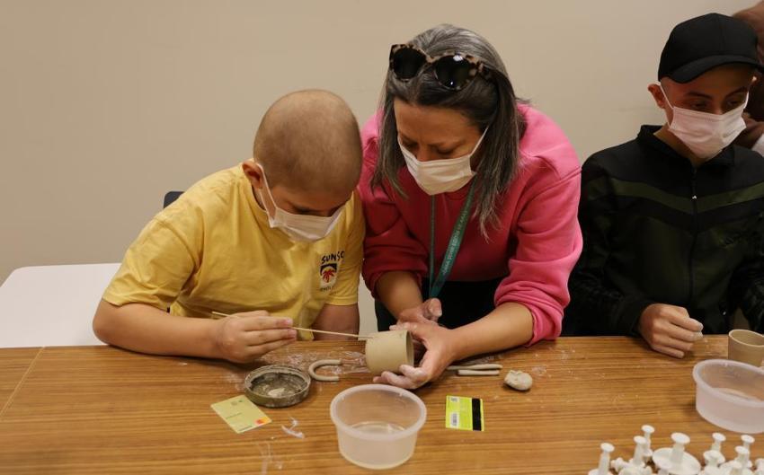 Adana Şehir Hastanesi’nden anlamlı proje: Okula gidemeyen çocuklar el becerilerini bu sayede geliştiriyor