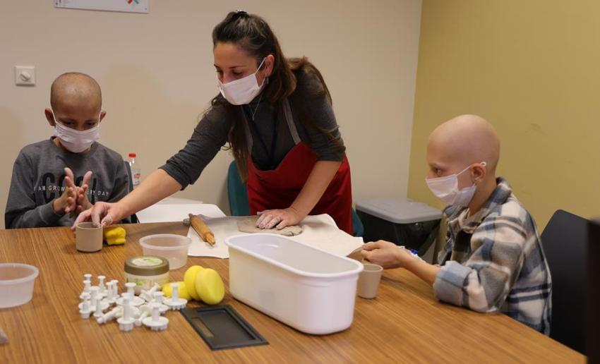 Adana Şehir Hastanesi’nden anlamlı proje: Okula gidemeyen çocuklar el becerilerini bu sayede geliştiriyor
