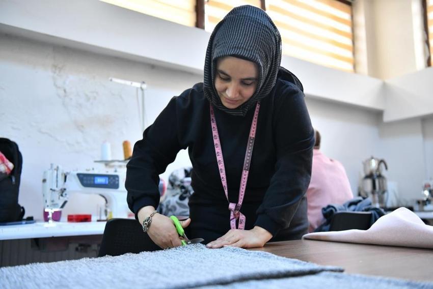 Malatyalı kadınların el emeği kazanca dönüşüyor! Hem öğreniyorlar hem ailelerini geçindiriyorlar