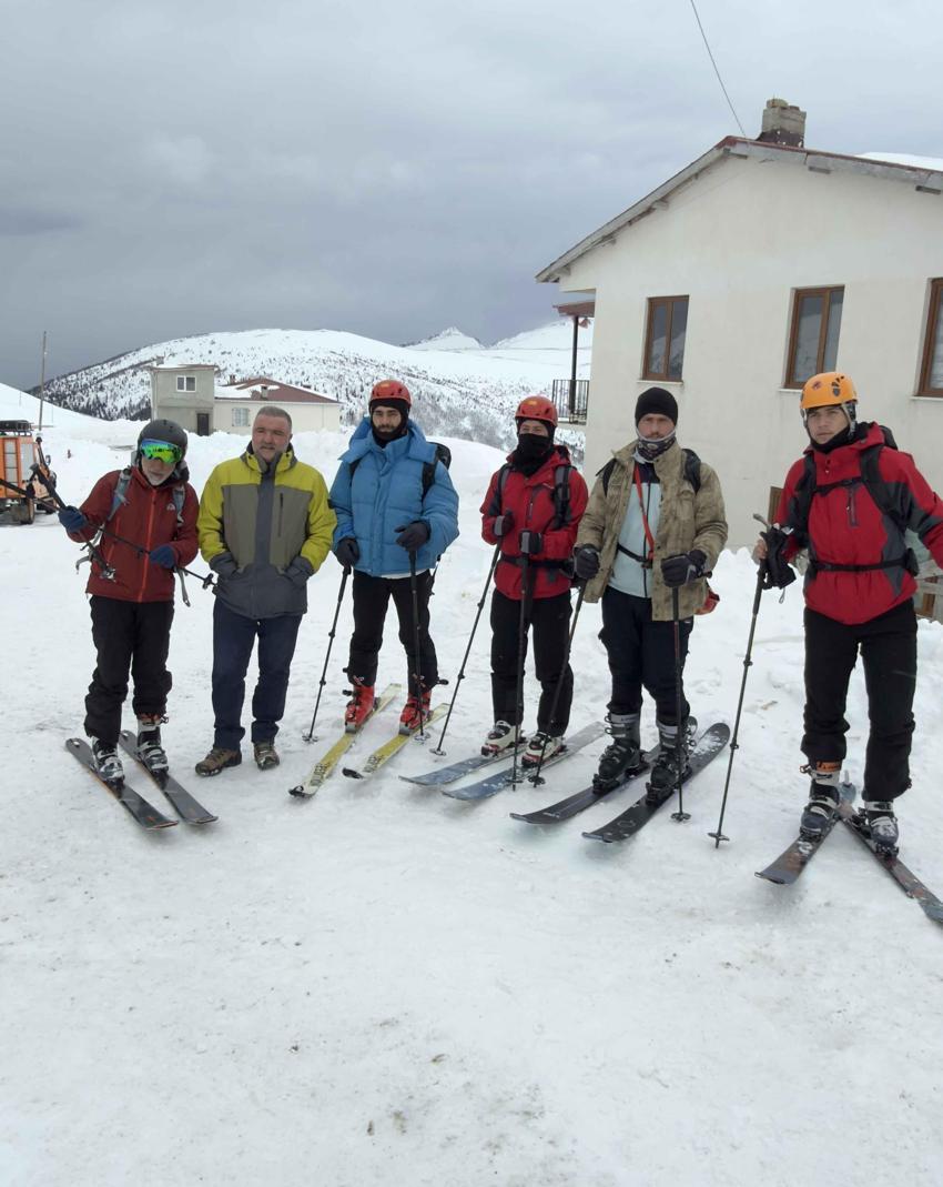 2800 rakımda 2,5 saatlik zorlu tırmanış: Trabzon’da ilk kez dağ kayağı yapıldı!