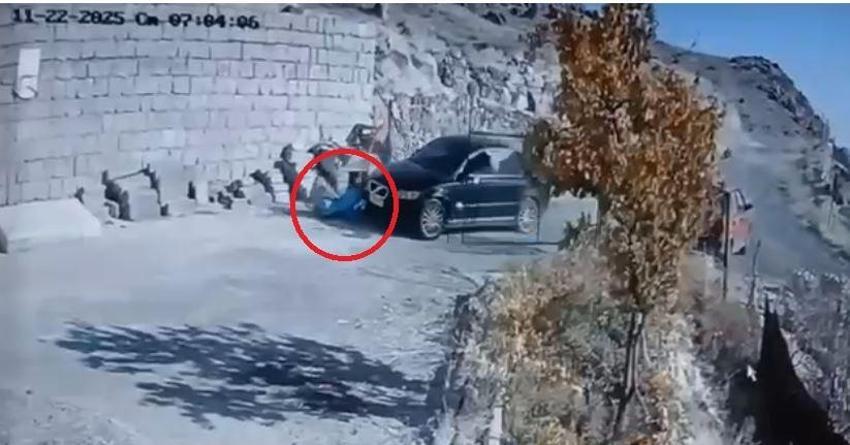 Kayseri’de komşu dehşeti! Baba ve oğlunu otomobille ezip yaraladı; o anlar kamerada