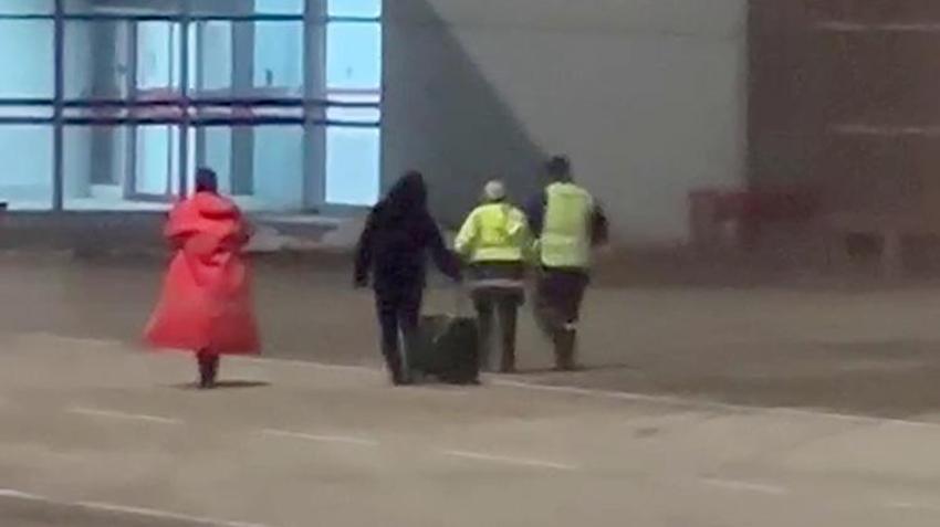 Rahatsızlandığını söyleyip uçaktan indi: 'Hakkınızı helal edin!' Başka bir yolcu vatandaşın korktuğunu iddia etti