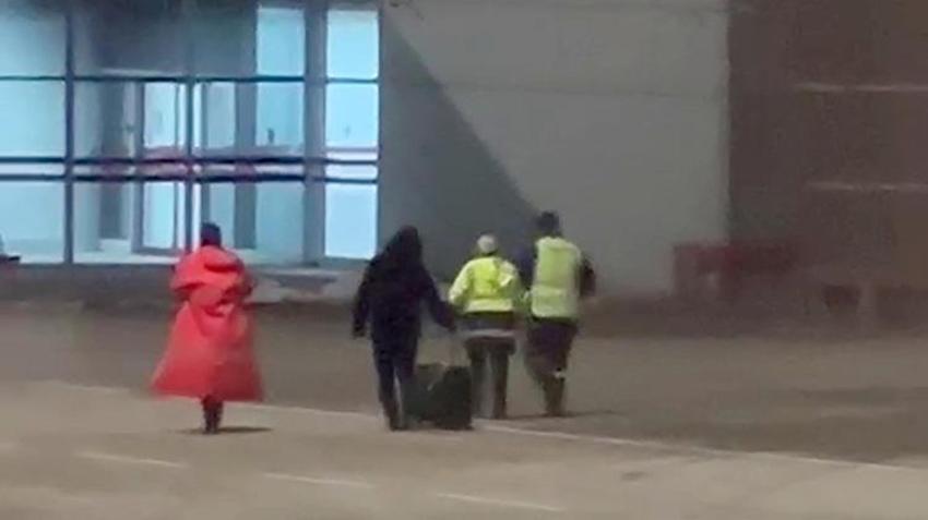 Erzurum'da rahatsızlığını söyleyip inen yolcu tek tek helallik istedi!