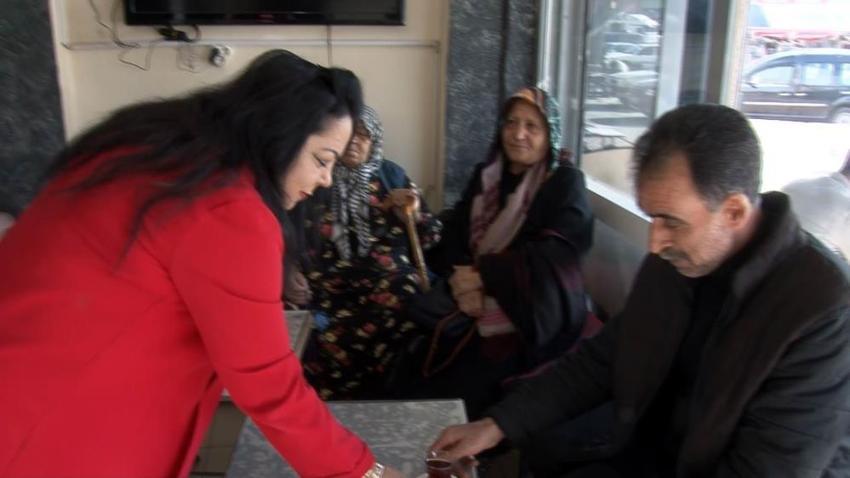 Kayseri'de terminale gelenler şaşkınlığını gizleyemiyor: Ocağın başında kadın var! İşletmeci Sibel Kaymaz’ın çay ocağı ezber bozuyor