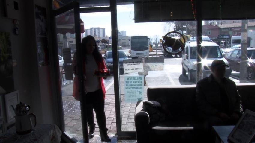 Kayseri'de terminale gelenler şaşkınlığını gizleyemiyor: Ocağın başında kadın var! İşletmeci Sibel Kaymaz’ın çay ocağı ezber bozuyor