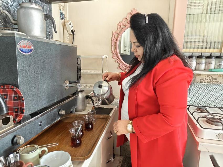 Kayseri'de terminale gelenler şaşkınlığını gizleyemiyor: Ocağın başında kadın var! İşletmeci Sibel Kaymaz’ın çay ocağı ezber bozuyor