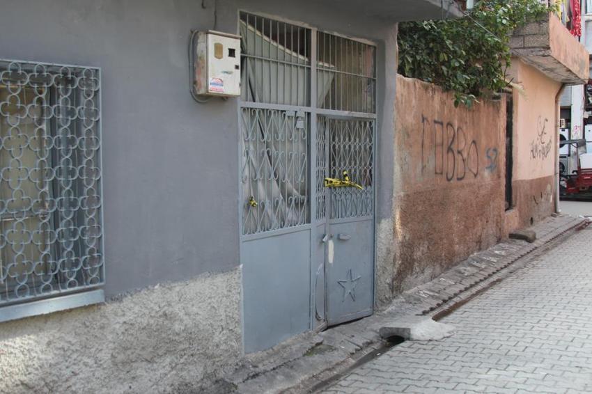 Çocukları okula gidince dehşet saçtı! Eşini vahşice katletti, sonra başında ağladı