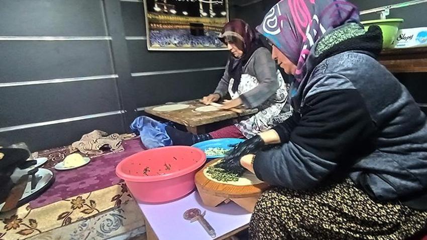 Gaziantep'te depremzede kadınlar birlik oldu! 20 metrekarelik iş yerinde hayata tutunuyorlar
