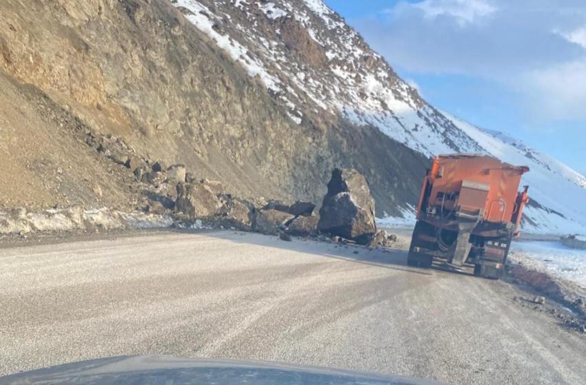 Yüksekova-Van karayolunda faciadan dönüldü: Dev kayalar yola düştü sürücüler felaketin eşiğinden döndü