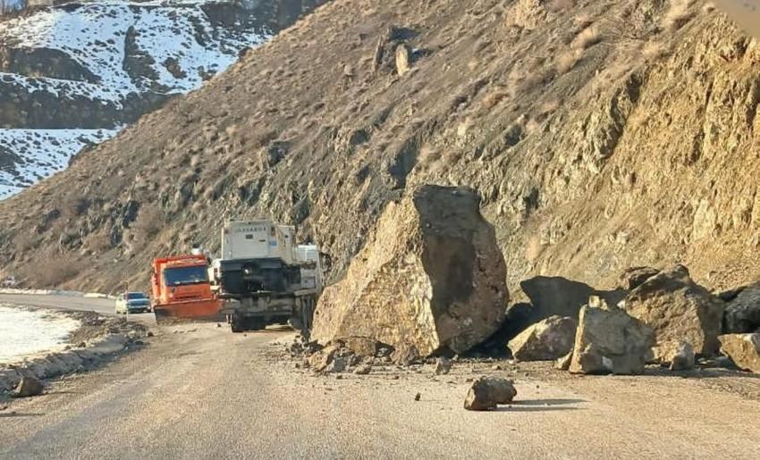 Yüksekova-Van karayolunda faciadan dönüldü: Dev kayalar yola düştü sürücüler felaketin eşiğinden döndü