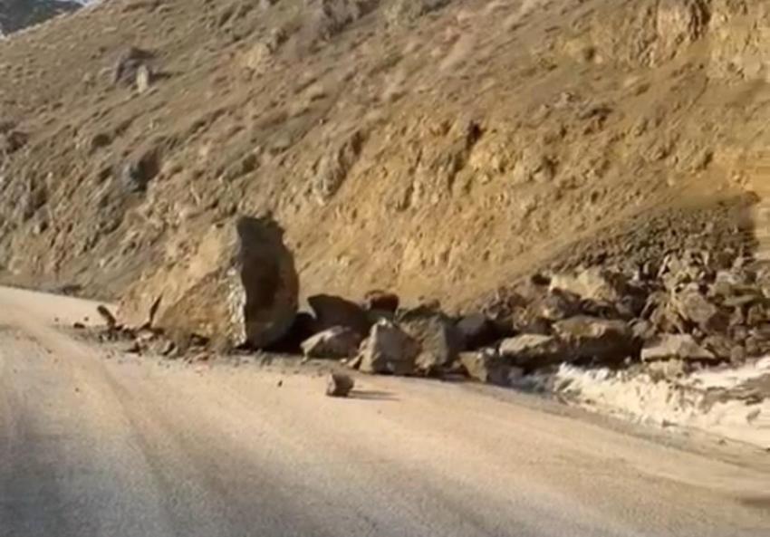 Yüksekova-Van karayolunda faciadan dönüldü: Dev kayalar yola düştü sürücüler felaketin eşiğinden döndü